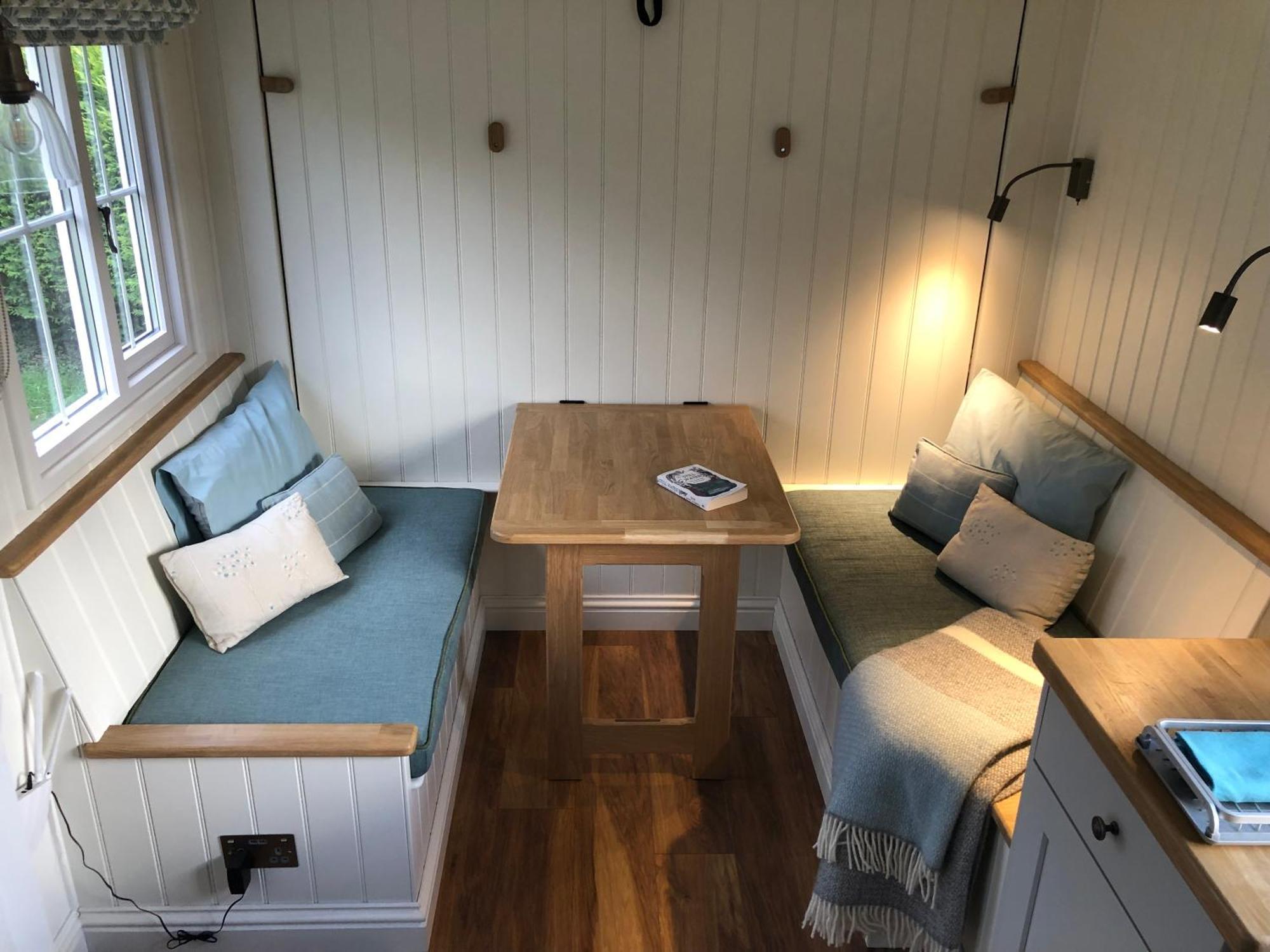 Green Valley, Cotswold Stay With Hamper Cheltenham Eksteriør bilde